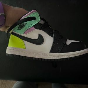 Toddler size 8C, gently worn.